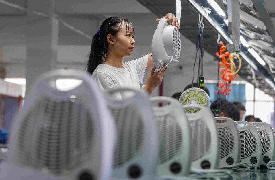 Heating fans ordered by European clients are manufactured in a workshop of an appliance manufacturer in Cixi, east China's Zhejiang province. (Photo/Zhang Yongtao)