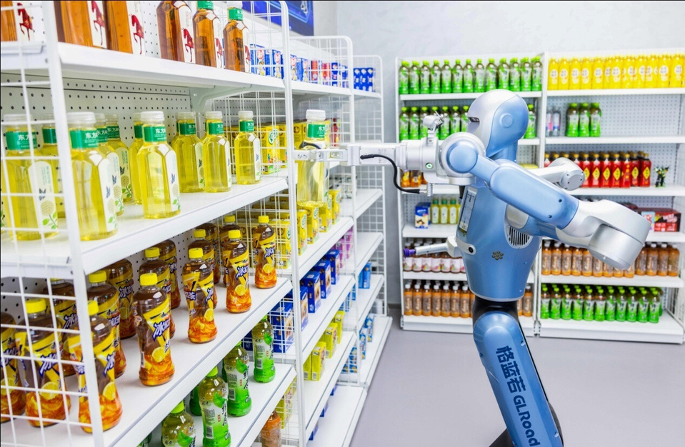 China's first humanoid robot 7S store in Hubei province generating buzz