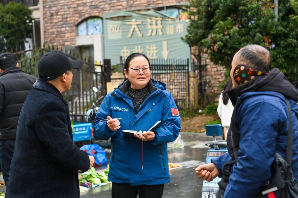 A member of the Yichun municipal committee of the Chinese People's Political Consultative Conference (middle) conducts field research on community management in a neighborhood in Yichun, east China's Jiangxi province, Jan. 27, 2026. (Photo/Zhou Liang)