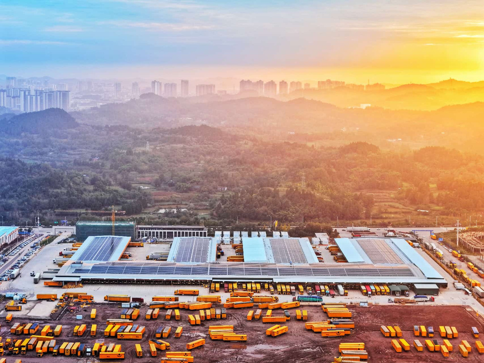 Photo shows a transfer center for express delivery parcels in Lezhi county, Ziyang, southwest China's Sichuan province. (Photo/Hu Xiaohui)