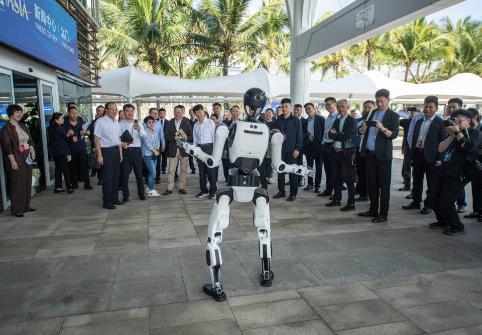 A humanoid robot is seen at the media center of the Boao Forum for Asia Annual Conference 2026, March 23, 2026. (Photo/Meng Zhongde)