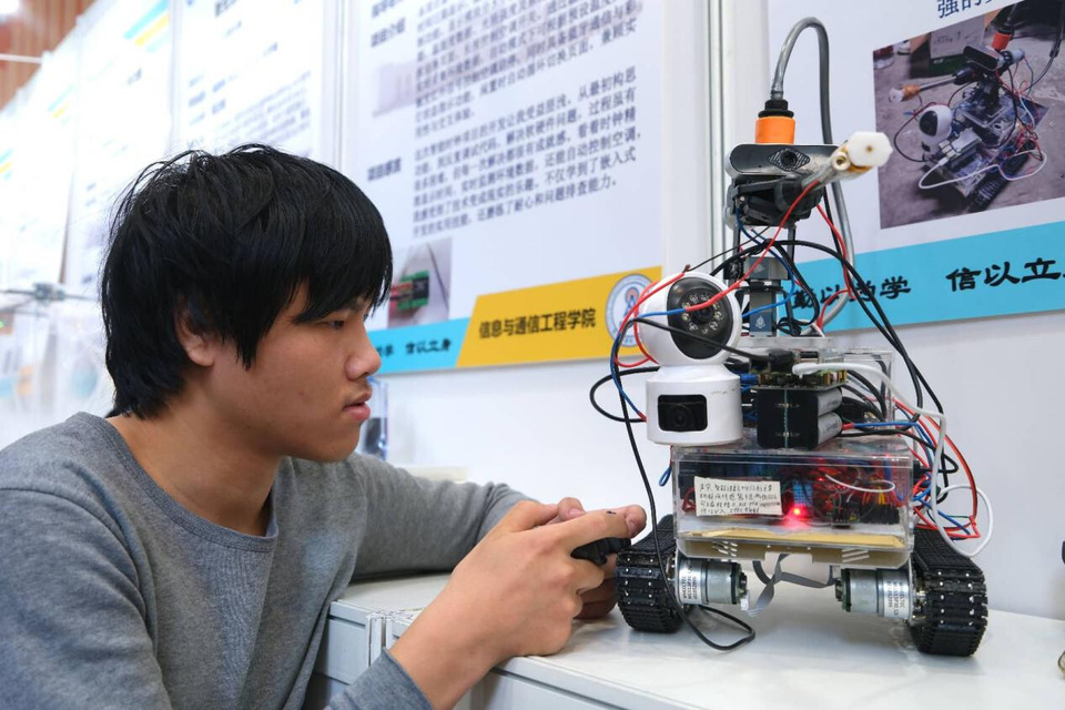 A student tunes a smart irrigator at the first maker competition for freshmen majoring in electronic information held in Beijing, Nov. 19, 2025. (Photo/Guo Junfeng)