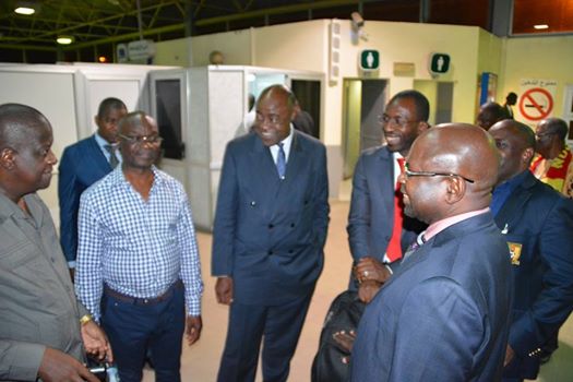 Le ministre Bidoung Mkpatt (au centre), en toute convivialité avec des membres de la délégation camerounaise à l’aéroport de Nouakchott.