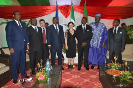 L'ambassadrice Samuela Isopi (au centre), entourée des invités de marque le 2 juin dernier à Yaoundé.