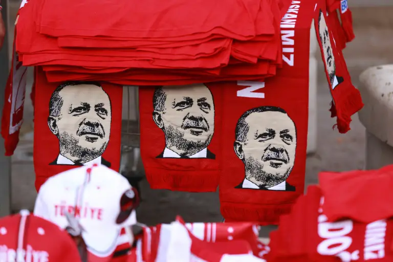Turquie : limogeage de 1684 militaires et fermeture de 64 médias 