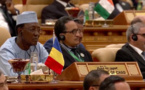 Sommet Riyad : Le Président Déby acceuilli dans la salle par le Roi Salmane Sommet Riyad : Le Président Déby acceuilli dans la salle par le Roi Salmane