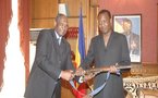 Tchad : Le premier fusil de rébellion utilisé par l’ex Président G. Weddeye, remis à Idriss Déby