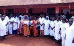 Centrafrique : La Voix des Sans Voix distribue des blouses au personnel d’un centre de santé à Bangui
