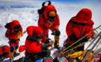 Chinese survey team reaches the summit of Mount Qomolangma