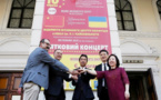 Caring Chinese teacher cheers up Ukrainians amid COVID-19