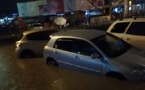 Cameroun : Forte pluie à Yaoundé, véhicules et boutiques sous l'eau
