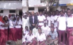 Tchad: Ahmat Yacoub remet des livres au Lycée "la Fidélité" de N'djamena