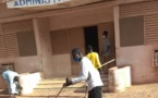 Tchad : des jeunes donnent un coup de balai au lycée de Mongo