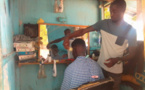 Tchad : diplômé au chômage, Flaubert vit de son métier de coiffeur