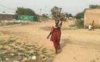 Tchad : des brindilles ramassées dans les déchets urbains pour faire chauffer la marmite