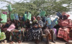 Tchad : les conseillères du CNT offrent des pagnes aux femmes concasseusses