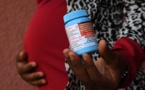 Une femme enceinte, née avec le VIH, prend des médicaments pour prévenir la transmission mère-enfant. © UNICEF/UN0640796/Dejongh 