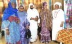 Tchad : gardiens et chiens devant les maisons dans le vivre-ensemble