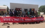 Tchad : la Fondation pour le développement rural de la Chine offre des kits scolaires à des élèves