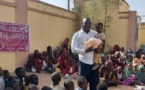 Tchad : distribution d'habits neufs à des enfants orphelins et défavorisés à Abéché
