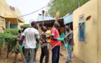 Les jeunes du mouvement Tchad Nouveau nettoient le centre de santé d'Habena en signe de reconnaissance