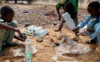Tchad : le recyclage des bouteilles d'eau usagées, source de revenus à Am-Timan