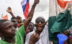Niger : Des milliers putschistes rassemblés dans le calme près de la base militaire française à Niamey