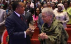 Sassou N'Guesso tenant en mains le trophée de la masculinité positive.
