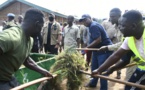 Centrafrique : le président Touadera participe au nettoyage d’une école à Bangui