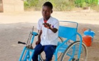 Tchad : H5 Academy offre un tricycle à un élève handicapé