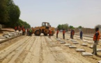 Tchad : Préparation de la couche de fondation traitée au ciment sur la voie 1 Farcha - Planche