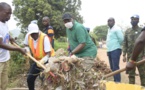 RCA : Le Président Touadera a participé au désherbage du parc Cinquantenaire à Bangui