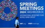 Un agent de sécurité passe devant le siège du Fonds monétaire international (FMI) à Washington le 12 avril. Photo : Mandel Ngan/Afp Via Getty Images