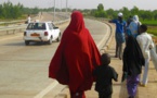 © UNICEF/Hadiza Amadou Une famille marche au bord d'une route à Niamey, au Niger.