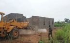 Vue d'une des habitations détruites à Samba dans la commune Bimbo, ce 30 mai 2024. Photo : RNL/Christ-Roi Jordan Bandengbe, mai 2024.