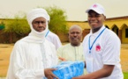 Tchad : à Abéché, l’association ARLIA fait un don de sachets d'eau aux candidats au bac