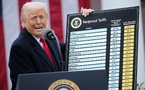 Le président américain Donald Trump brandit un graphique lors d'un discours lors d'un événement d'annonce commerciale « Make America Wealthy Again » dans la roseraie de la Maison Blanche le 2 avril 2025 à Washington, D.C. Photo : Chip Somodevilla/Getty Images.
