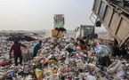 Des ramasseurs de déchets recherchent des objets réutilisables dans les déchets jetés dans une décharge de New Delhi, en Inde. Photo : ANSA