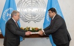 Nabhit Kapur (à droite), observateur permanent de l'Agence intergouvernementale panafricaine pour l'eau et l'assainissement auprès des Nations Unies, présente ses lettres de créance au secrétaire général, António Guterres. Photo : media.un.org
