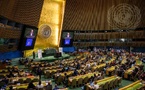 Vue panoramique de la salle de l'Assemblée générale pendant que le Secrétaire général, António Guterres (à la tribune et sur les écrans), prononce son discours d'ouverture du segment ministériel et du débat général du Forum politique de haut niveau pour le développement durable, organisé sous l'égide du Conseil économique et social (14-23 juillet). Photo : media.un.org