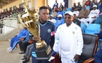 Le capitaine de l'AC Carillon aux côtés de l'initiateur du tournoi
