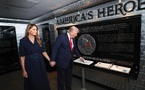 Le président Trump et la première dame Melania Trump visitent le mémorial des héros américains, le 11 septembre 2025 à Arlington, en Virginie. Photo : Win McNamee/Getty Images.