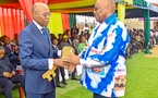 François Nguimbi remettant les clés de l'école au ministre Jean Luc Mouthou