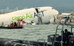 Hong Kong : Sortie de piste fatale d'un Boeing 747-400 cargo d'Emirates tragically