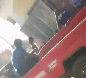 Tchad : pourquoi les agents municipaux ramassent-ils des vieux pneus à Ndjamena ?