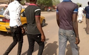 Pourquoi les garçons disparaissent pendant les fêtes : chronique d’une fuite saisonnière