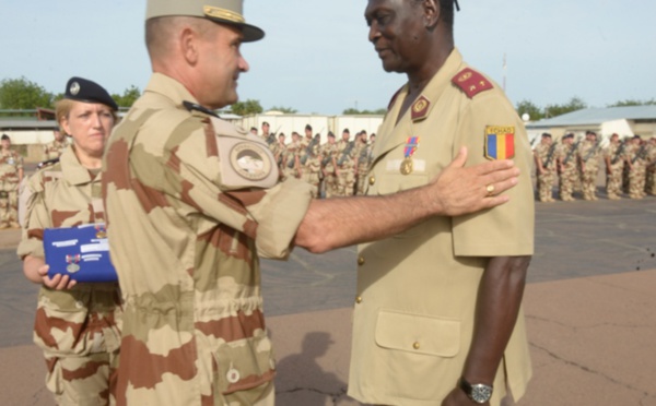 Des officiers tchadiens et américains décorés par la Force Barkhane