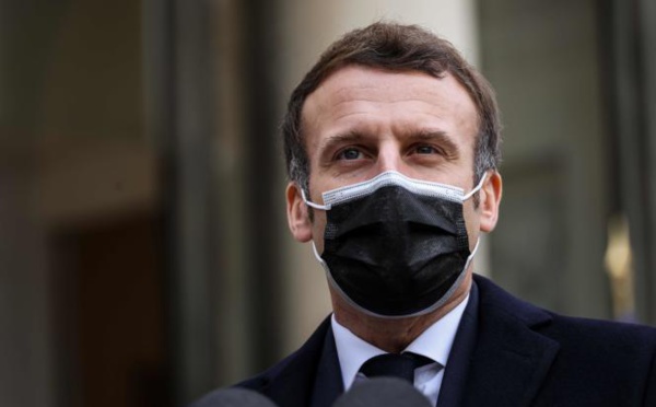 Le président français giflé par un homme