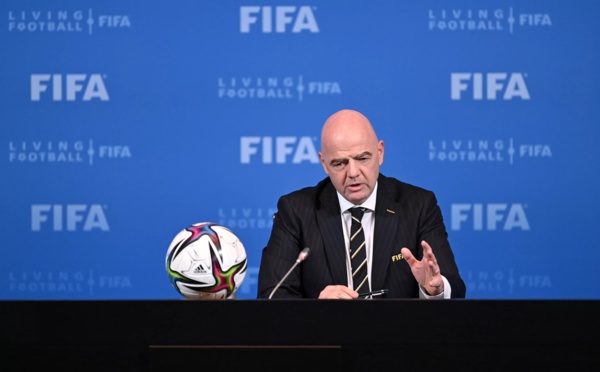 Football : la FIFA sanctionne la Russie et menace d'exclusion