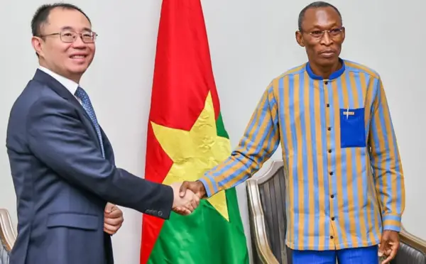 Le Burkina Faso demande à la Chine de lui fournir de l’armement militaire